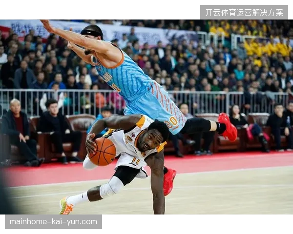 崔永熙在国家队热身赛中状态低迷，膝伤后遗症导致其爆发力及对抗后终结能力明显下滑